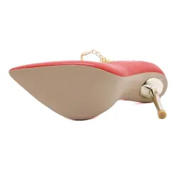 Elegante Pumps mit hohem Absatz - mit einer Knöchelkette aus Metall