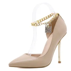 Elegante Pumps mit hohem Absatz - mit einer Knöchelkette aus Metall