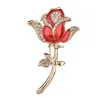 Elegante Brosche mit Kristallrose