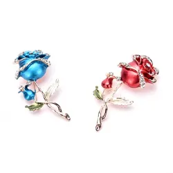 Luxuriöse Brosche mit Doppelkristallrose