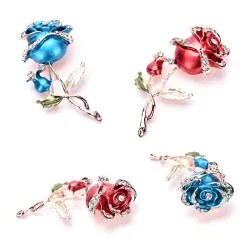 Luxuriöse Brosche mit Doppelkristallrose