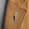 Srebrna broszka z dłonią trzymającą różę - przypinkaBroszki