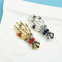 Kristallen schedel hand - vintage brocheBroches