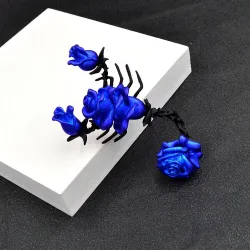 Brosche in Skorpionform mit Rosen