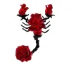 Brosche in Skorpionform mit Rosen