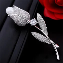 Luxurious white crystal brooch with rose / pearl