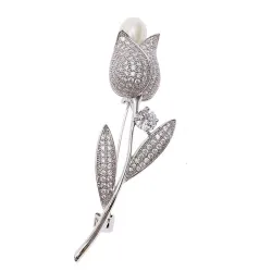 Luxurious white crystal brooch with rose / pearl