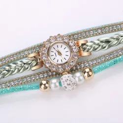 Mehrschichtiges Armband mit runder Uhr - Kristalle / Perlen