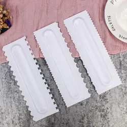 Decoratieve crème spatel - schraper - onregelmatige tanden / randBakvormen