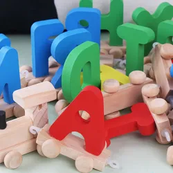 Mini drewniany pociąg z alfabetem - zabawka edukacyjnaDrewniane