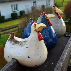 Funny chicken / hen - garden / lawn decoration - resin