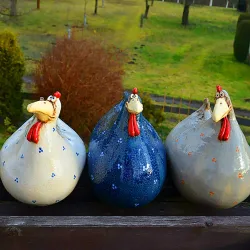 Funny chicken / hen - garden / lawn decoration - resin