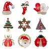 Fashionabla julbroscher - med kristaller - jultomten - snöflinga - julgran - mössa - handskar