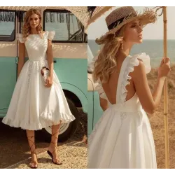 VestidosVestido blanco satinado - largo hasta la rodilla - sin mangas - espalda abierta - con volantes