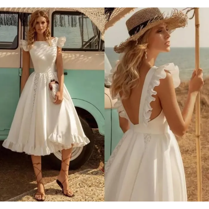 Robe blanche en satin - longueur genoux - sans manches - dos ouvert - avec volants