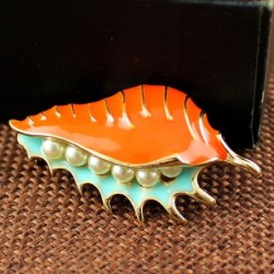 Rote Meeresmuschel mit Perlen - elegante Brosche