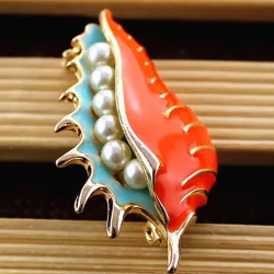 BrochesRed sea mussel with pearls - elegant brooch