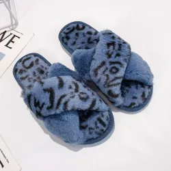 Mjuka plyschtofflor - korsade ränder - leopardtryck