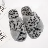 Mjuka plyschtofflor - korsade ränder - leopardtryck