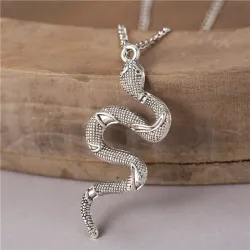 Elegante collana con pendente serpente