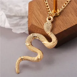 Collier élégant avec un pendentif serpent