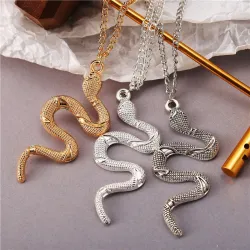 Elegante collana con pendente serpente