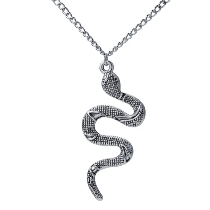 Elegante collana con pendente serpente