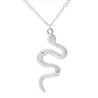 CollarElegante collar con colgante de serpiente.