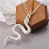Elegante collana con pendente serpente