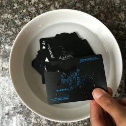 Rompecabezas & juegosNaipes de póquer negros - impermeables - con estuche