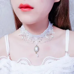 Modny krótki naszyjnik z białej koronki - z łańcuszkami / perłami - styl GothicNaszyjniki