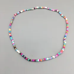 Klassisk kort halskæde - med farverige perler - elastisk tråd
