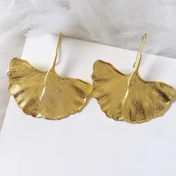 Boucles d'oreilles dorées en forme de feuilles - métal