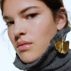 Boucles d'oreilles dorées en forme de feuilles - métal