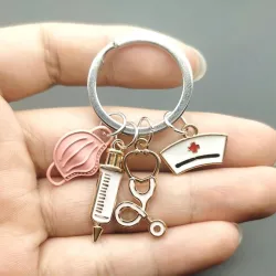 Porte-clés avec outils médicaux - stéthoscope / seringue / masque