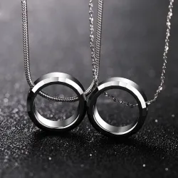 Trendy rundt anheng - med titan stålkjede - unisex