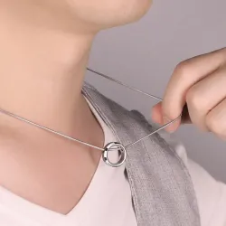 Trendy rundt anheng - med titan stålkjede - unisex