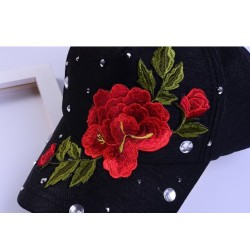 Modna czapka z daszkiem - z haftowanymi różyczkami / kryształkami / ćwiekamiCzapki & Kapelusze