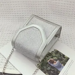 Moderiktig liten axelväska - med strass / kedjerem