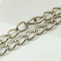 Moderiktig liten axelväska - med strass / kedjerem