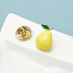 Spilla alla moda con una pera gialla