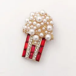 Perle popcorn formet brosje - med rhinestones