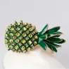 Elegant broche med grøn krystal ananas