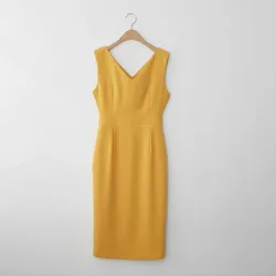 Elegancka żółta sukienka - z dekoltem w serek / rozcięciem z tyłu / bez rękawówSukienki