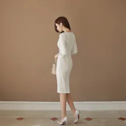 Varm elegant kjole - med blondermer - hvit