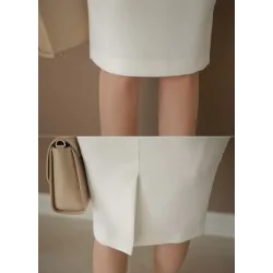Varm elegant kjole - med blondermer - hvit