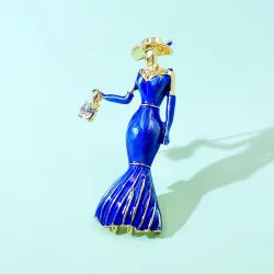 Broche à la mode - une femme vêtue d'une robe bleue avec un sac à main en cristal