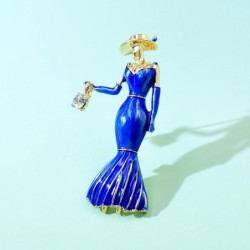 Modieuze broche - een vrouw in een blauwe jurk met een kristallen handtasBroches