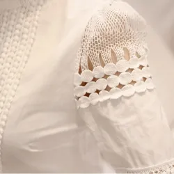 Elegant langermet hvit bluse - uthult blonder