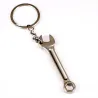 llaveroLlavero con herramientas de metal - llave inglesa / martillo / sierra / hacha / electrotaladro / tijeras